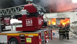 Incêndio de grandes proporções atinge fábrica de colchões no Distrito Industrial em Maceió