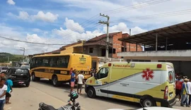 Estudante de interior de Alagoas cai de ônibus escolar, é atropelado pelo próprio veículo e morre