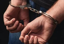 Suspeito de abusar da própria filha foge de casa e se entrega à polícia