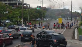 Moradores fecham uma das vias na Av. Josefa de Melo, trânsito segue lento