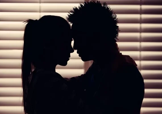 Pornô aos 12; primeira transa aos 18: estudo mostra hábitos sexuais no país