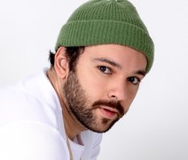 Humorista revelado na Globo, Raphael Ghanem se apresenta em Maceió