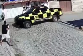 Pai com bebê no colo escapa por segundos de atropelamento por viatura da SMTT