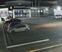 Suspeito de homicídios é flagrado com revólver na janela e acaba preso