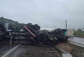 Carreta tomba na Grande Recife e interdita BR-101 nos dois sentidos