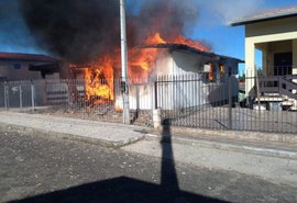 Residência pega fogo no Conjunto Primeiro de Junho em Maceió