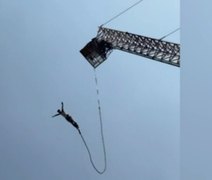 Turista sobrevive a queda de bungee jump após corda arrebentar; veja o vídeo