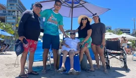 Maceió oferece banho de mar assistido para turistas com mobilidade reduzida