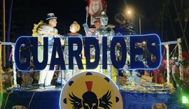 Desfiles de escolas de samba reúnem multidão na orla de Maceió