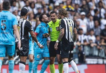Neymar detona gramado sintético da Arena MRV após empate com o Atlético-MG; veja