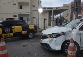 Motorista embriagado bate carro em ônibus do SMTU e fica ferido em Maceió