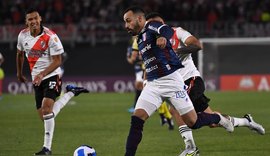 Conmebol pune River por atos racistas contra torcida do Fortaleza