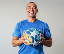 Capitão do Penta, Cafu autografa biografia na Bienal, a convite da Prefeitura de Maceió