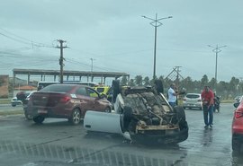 Carro capota, invade a contramão e duas pessoas ficam feridas em Maceió