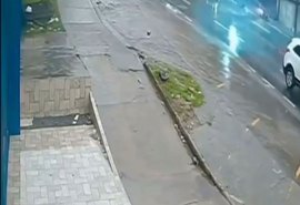 Câmera registra carro rodopiando antes de derrubar poste em Maceió