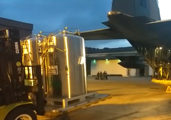 Aviões com cilindros de oxigênio chegam em Manaus