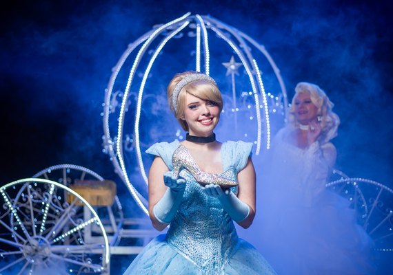 Peça traz a magia do clássico da Disney para o palco do Teatro Gustavo Leite