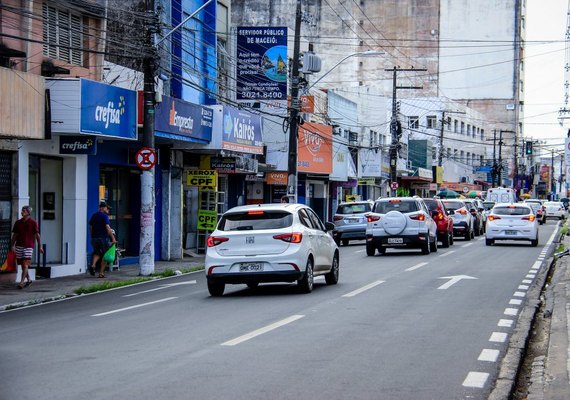 Rua do Sol, no Centro de Maceió, é bloqueada para organização de filas