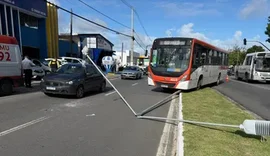 Motorista de ônibus passa mal e colide em poste na Avenida Durval de Góes Monteiro