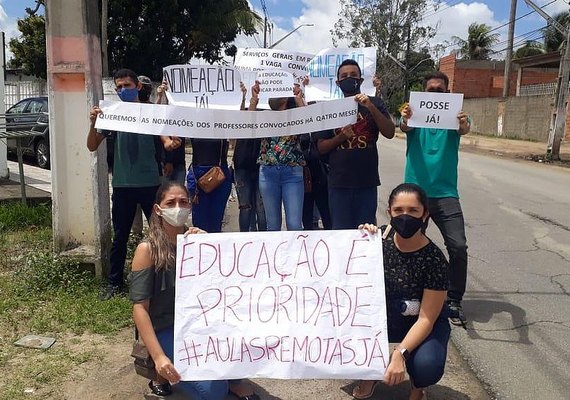 Aprovados em seleção protestam em frente à prefeitura de Rio Largo