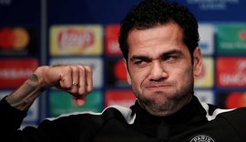 Dani Alves volta ao PSG após lesão, mas só joga em outubro