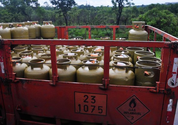 Governo libera R$ 330 milhões para subsidiar importação do gás de cozinha