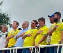 Flávio Bolsonaro reúne apoiadores em motociata na cidade de Arapiraca