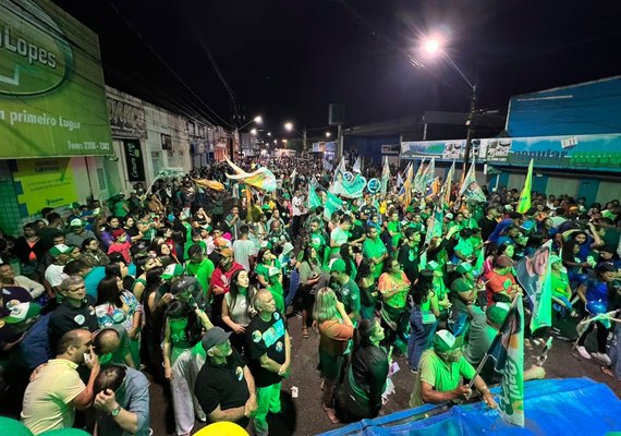 Davi Maia arrasta uma multidão durante caminhada em Quebrangulo