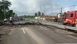 Manifestantes bloqueiam a AL-101 Sul em protesto contra a realocação das barracas da orla, em Marechal Deodoro