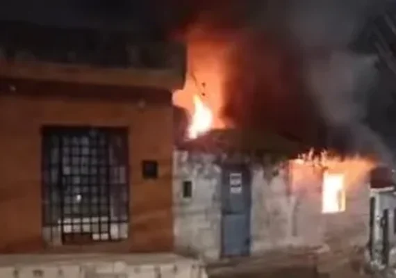 VÍDEO: incêndio destrói casa e mobiliza moradores na Chã de Bebedouro