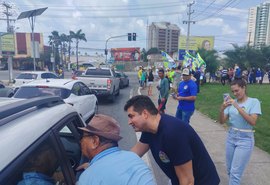 Caminhadas, visitas e panfletagem: candidatura de Rui a vereador conquista apoio por onde passa