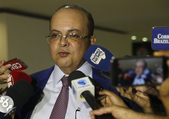 Governador libera comércio do DF e viaja para Maceió