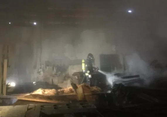 Incêndio destrói madeireira no bairro da Levada nesta sexta-feira (2)