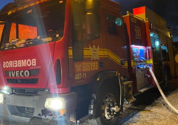 Incêndio atinge estabelecimento comercial na manhã deste domingo (22)