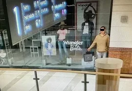 Homem finge ser manequim até shopping fechar para roubar joias