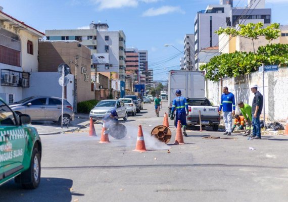 Ligação clandestina que lançava esgoto na rede de drenagem há 30 anos é descoberta e fechada