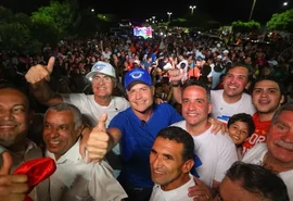 Paulo e Renan Filho inovam com caravanas e vão a 12 cidades num só dia
