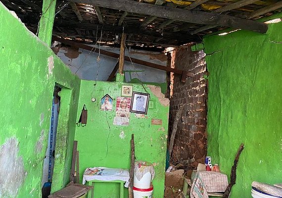 Parte de casa desaba e idoso fica ferido no Jacintinho, bombeiros são acionados