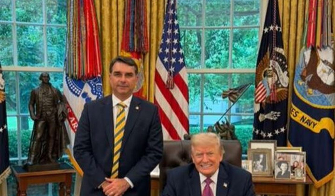Bolsonarismo vira sinônimo de pilantragem, lambuza direita e galera satiriza foto caricata de Flávio com Trump