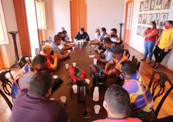 Prefeito discute redução de tarifas com trabalhadores de transporte