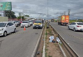 Idosa morre atropelada após tentar atravessar rodovia em interior de AL