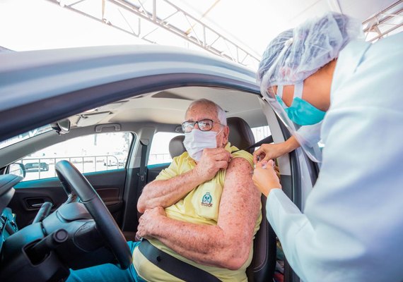 Idosos com 74 anos começam a se vacinar nesta quinta (18) em Maceió