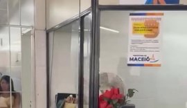 Vídeo: Mulher destrói equipamentos em posto de saúde em Maceió após problemas no agendamento