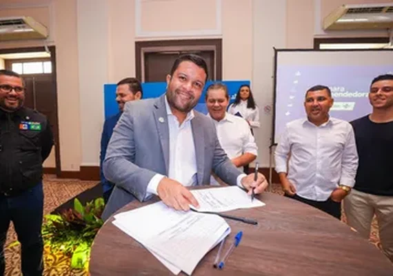 Vereador de oposição dá “desenvolvimento econômico” de presente a JHC