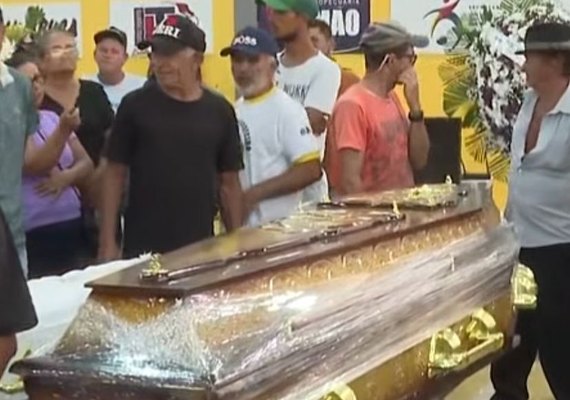 Caixão de uma das vítimas de acidente em Tapera é lacrado para velório