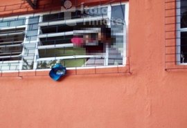 Jovem morre ao ficar preso em janela de escola que pretendia furtar