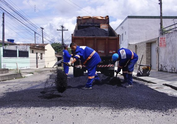 Prefeitura de Maceió aplica 135 toneladas de asfalto em operação tapa-buraco