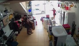 Mulher grávida furta aparelho de TV em loja e sai carregando equipamento