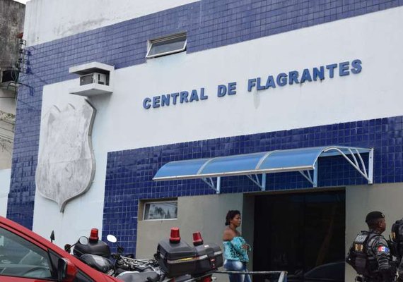 Mulher tenta entrar com drogas e celular em presídio