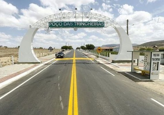 Poço das Trincheiras assina contrato para concurso público sem custos para a prefeitura